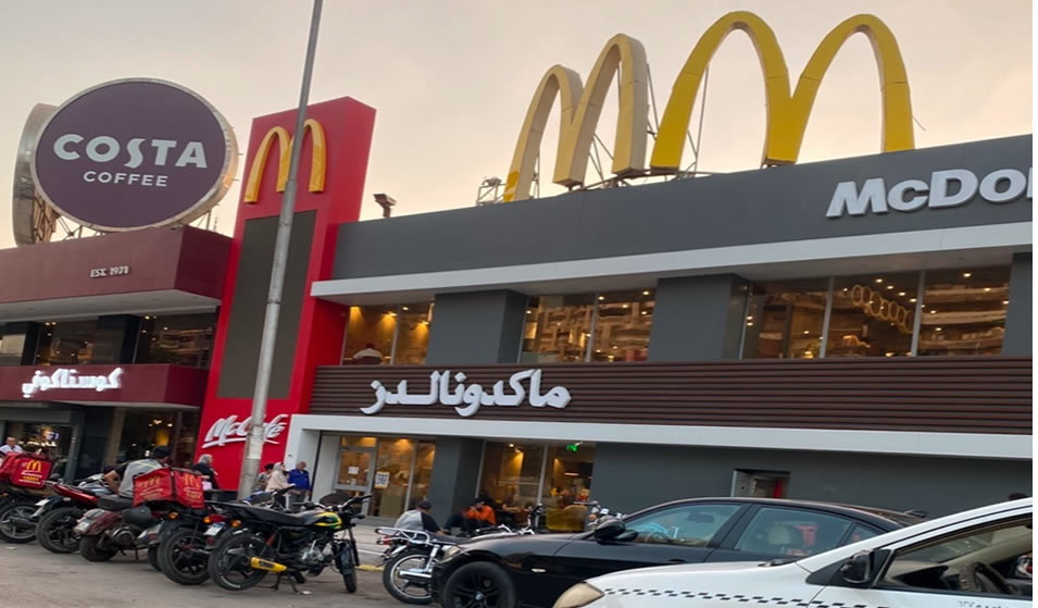 Gazzeliler ölürken onlar tüketiyor