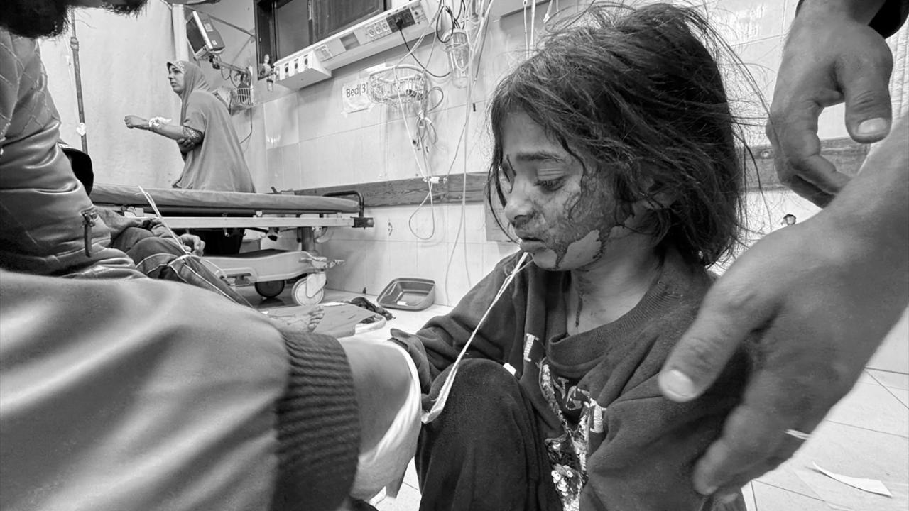 İşgalci İsrail'in Gazze'de bir okula düzenlediği saldırıda biri çocuk 5 kişi hayatını kaybetti