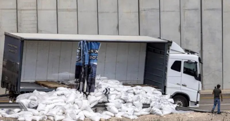 Yahudi işgalciler Gazze'ye giden yardım kamyonlarına saldırdı
