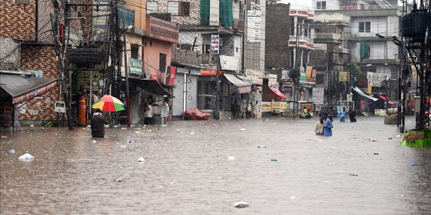 Pakistan'ın kuzeyindeki sellerde ölenlerin sayısı 330'a yükseldi