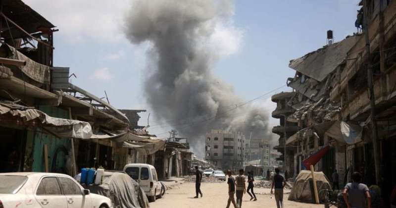 İşgal ordusu Gazze’nin Ez-Zeytun Mahallesi’ni yıkmaya devam ediyor