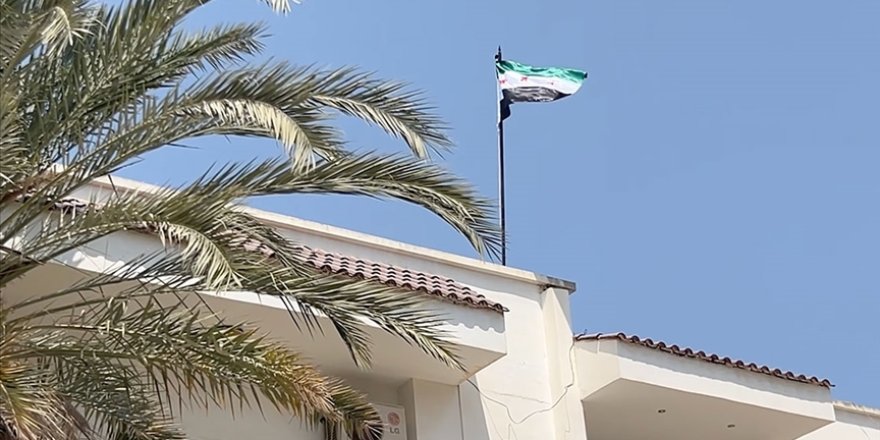 Suriye'nin Trablus büyükelçiliğinde 13 yıl sonra bayrak göndere çekildi