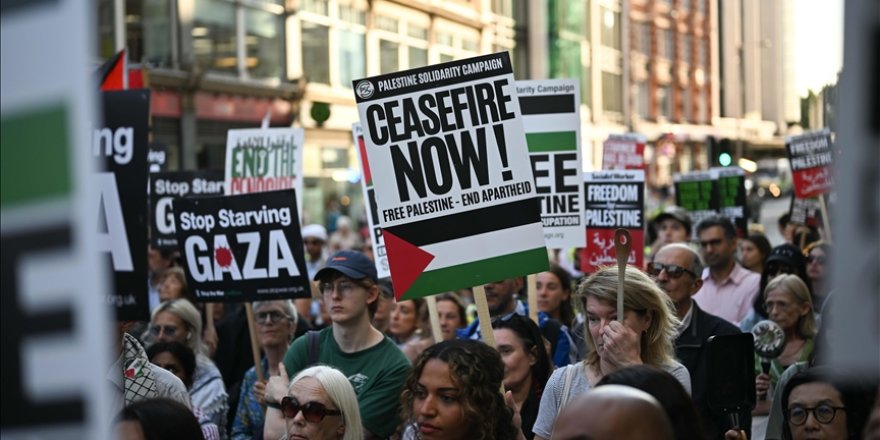 İsrail'in Londra Büyükelçiliği önünde Gazze'deki kıtlık protesto edildi