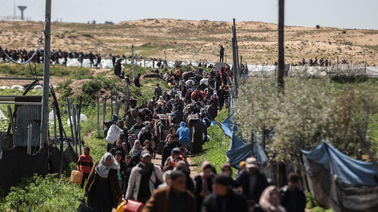Katil İsrail saldırıları nedeniyle binlerce Filistinli Gazze kenti sahiline sıkıştı