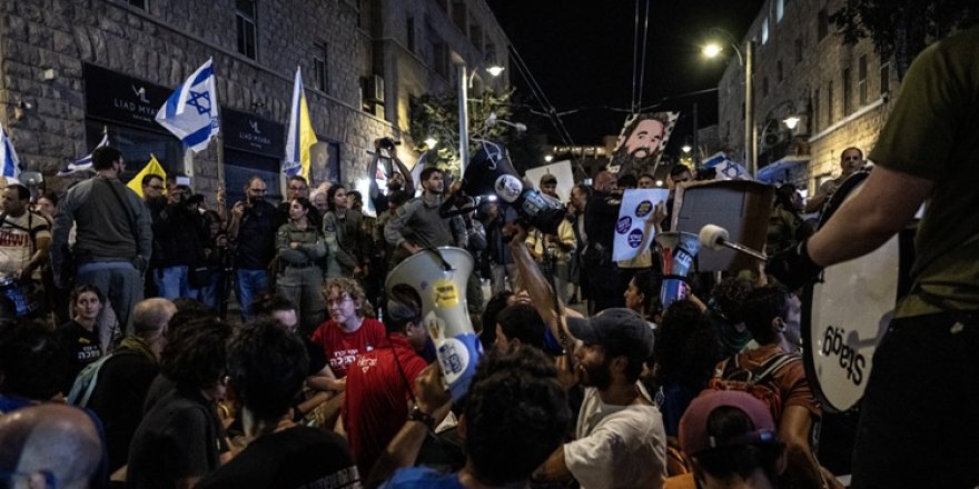 İsrail'de binlerce kişi, Netanyahu'nun konutunun önünde esir takası anlaşması talebiyle protesto düzenledi