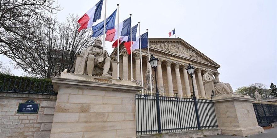 Fransa'da hükümet krizi büyüyor