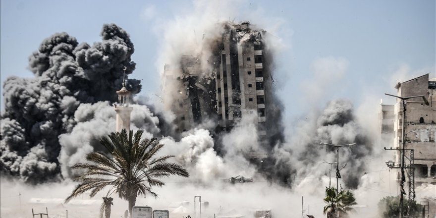 Gazze'deki hükümet: İsrail'in çok katlı binaları hedef alması yüz binlerce sivilin yerinden edilmesine yol açıyor