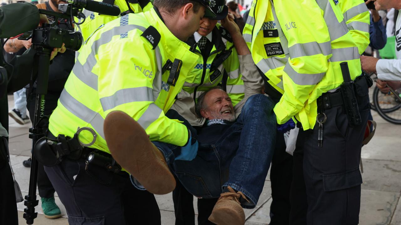 Londra'da "Palestine Action" grubuna destek eyleminde 890 kişi gözaltına alındı