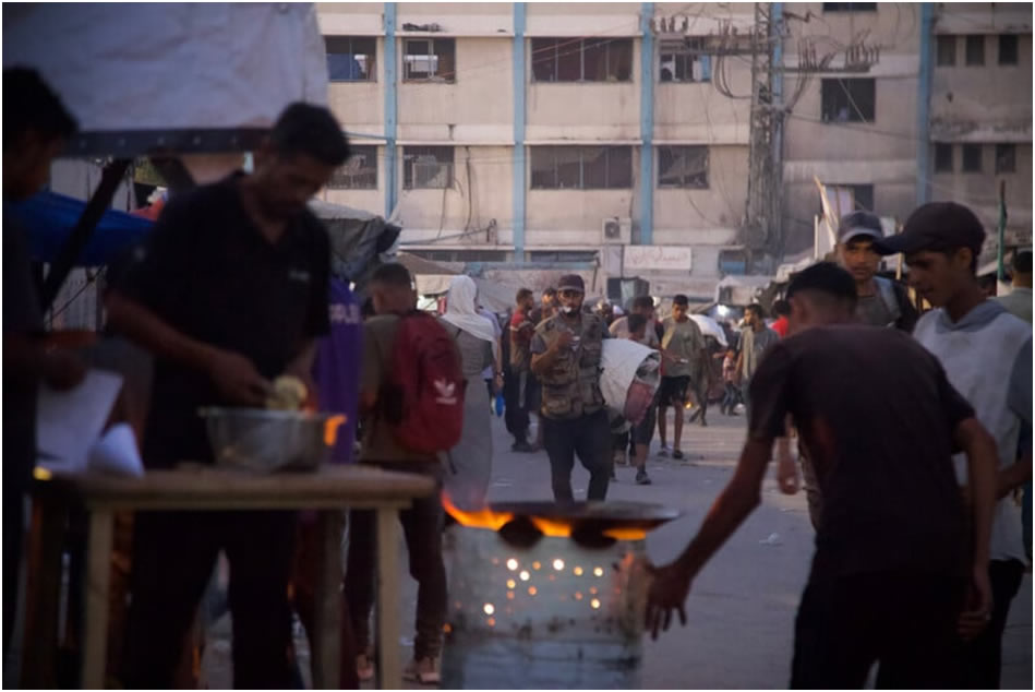 Bir şeyler yiyebilmek için kitaplarımı sattım