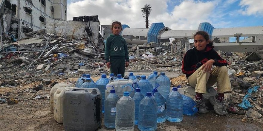 UNRWA: Gazze ile Cibaliya'dan göç eden binlerce Filistinli temiz suya erişimi olmayan çadırlarda yaşıyor