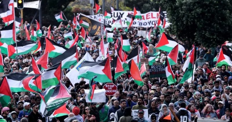 Dünyanın birçok kentinde Gazze’deki soykırıma son verilmesi için gösteri yapılıyor