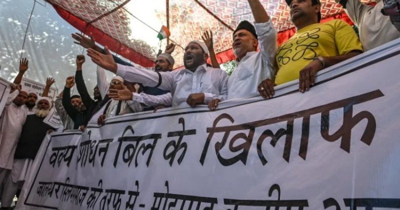 Hindistan Mahkemesi, Müslüman Vakıf Kanununu kısmen askıya aldı