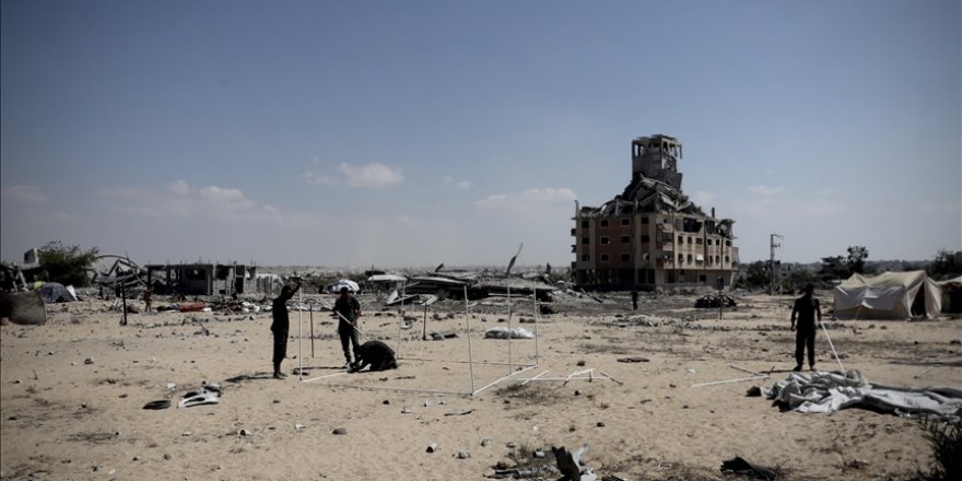 İsrail'in göçe zorladığı Filistinliler, gidebilecekleri son kara parçası sahilde yaşama tutunuyor