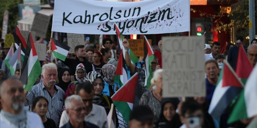 Gökçeada'da binlerce kişi Filistin'e destek verdi