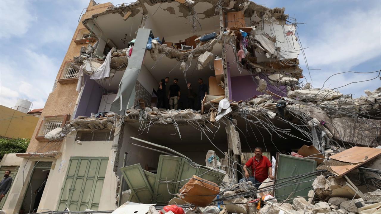 Katil İsrail, Batı Şeria'yı tam anlamıyla "açık hava hapishanesine" çevirdi