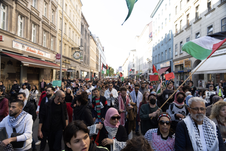 Berlin'de Filistin'e destek yürüyüşüne 100 bini aşkın kişi katıldı
