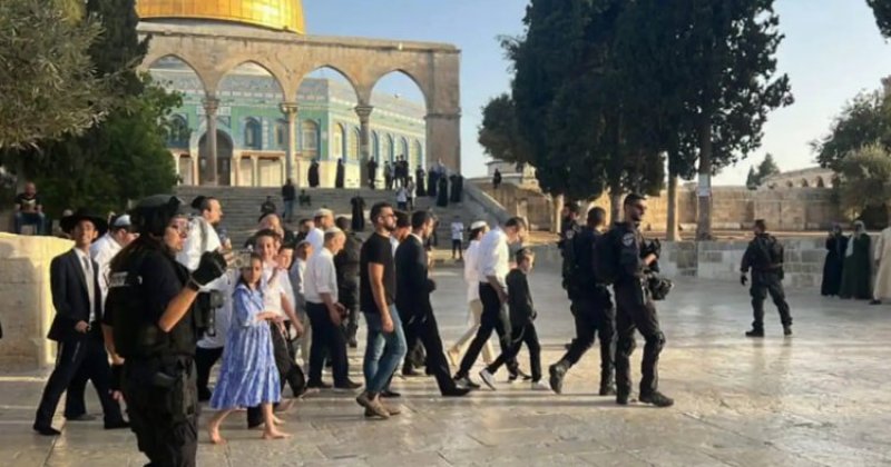 İşgalci İsrailliler Yahudi bayramını bahane ederek Mescid-i Aksa’ya girdi