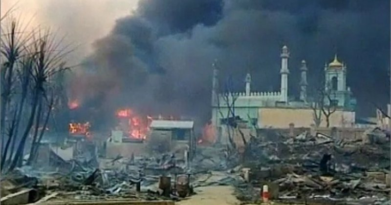 Myanmar ordusu, Rohingya’nın cami ve mezarlıklarını yok ediyor