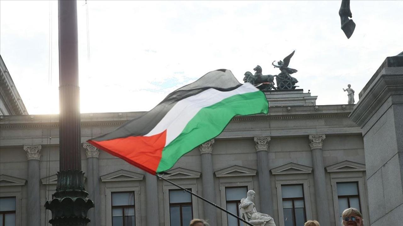 Avusturya'da öğrenciler, Gazze'deki soykırıma dahil olduğu gerekçesiyle Viyana Üniversitesi girişini kapattı