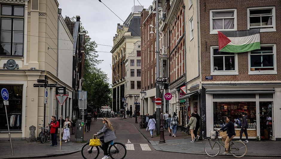 Devrim ile fısıltı arasında