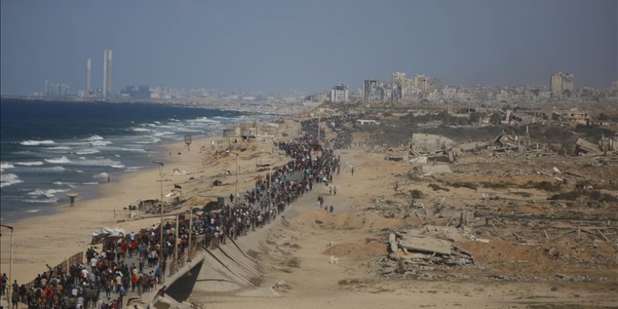 İsrail'in Gazze'de çekildiği bölgelere yerinden edilen Filistinliler dönmeye devam ediyor