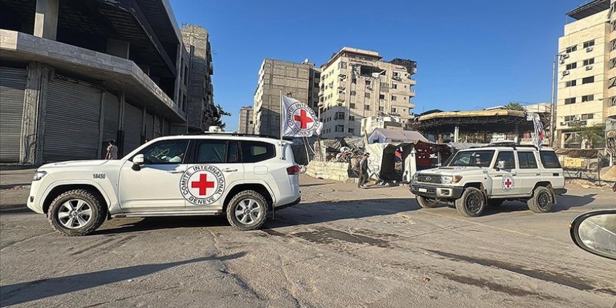 Hamas Gazze'deki İsrailli esirleri Kızılhaç heyetine teslim etmeye başladı
