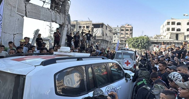 Hamas 7 İsrailli esiri Kızılhaç'a teslim etti