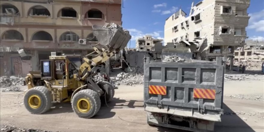 Han Yunus Belediyesi, ekipman eksikliğine rağmen İsrail saldırıları sonucu kapanan yolları açmaya başladı