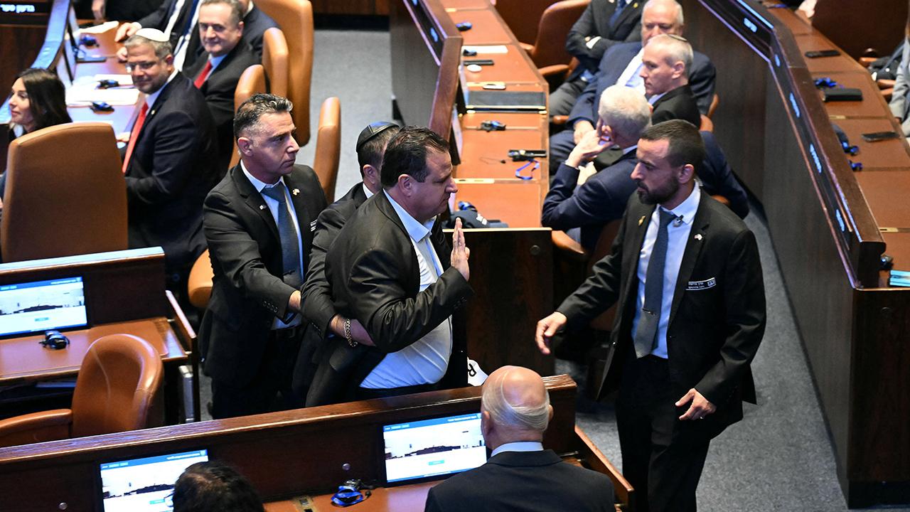 İsrail’de Trump'a karşı "Filistin'in tanıyın" pankartları açan milletvekilleri zorla dışarı çıkarıldı