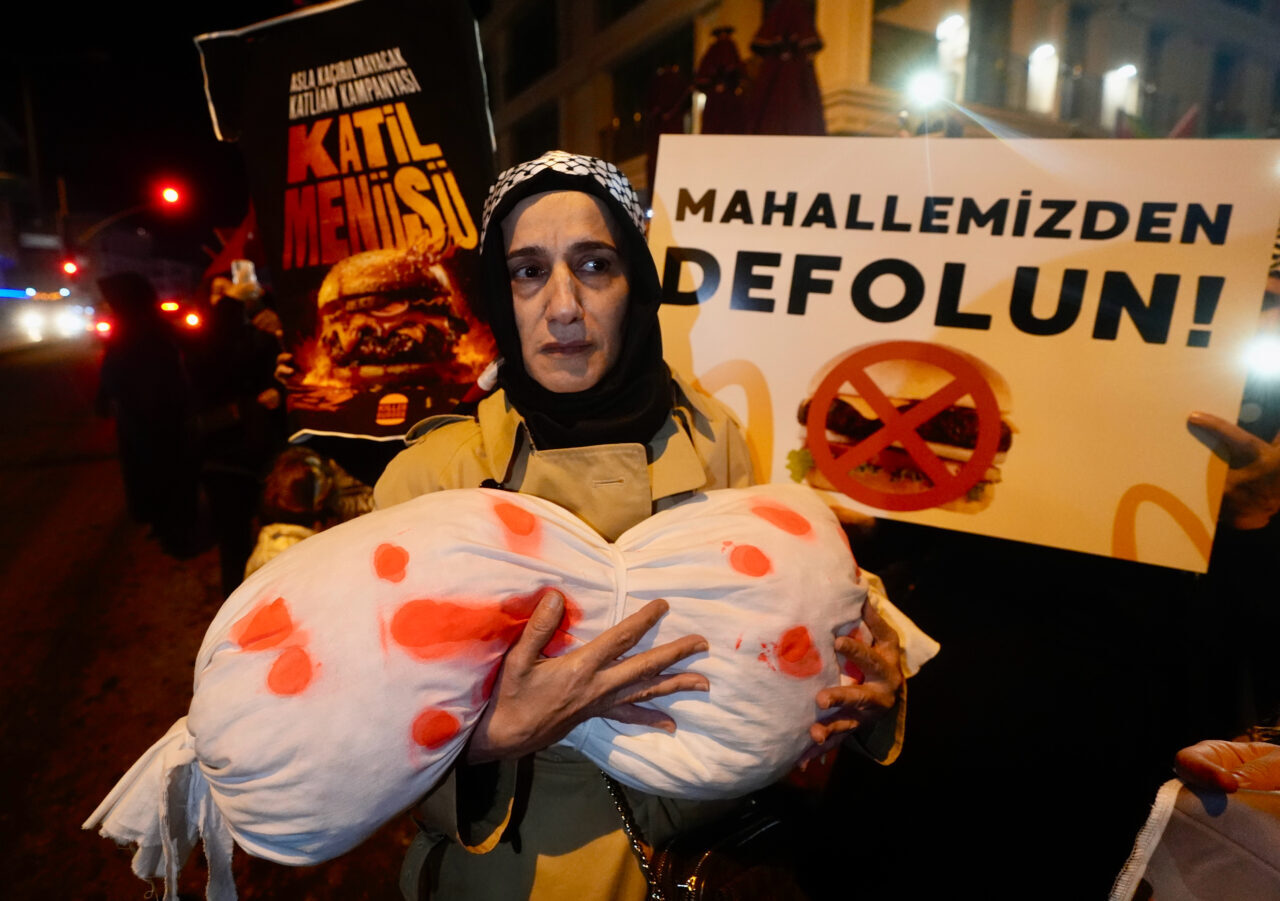 Üsküdar’da soykırım destekçisi McDonald’s protestosu büyüyor