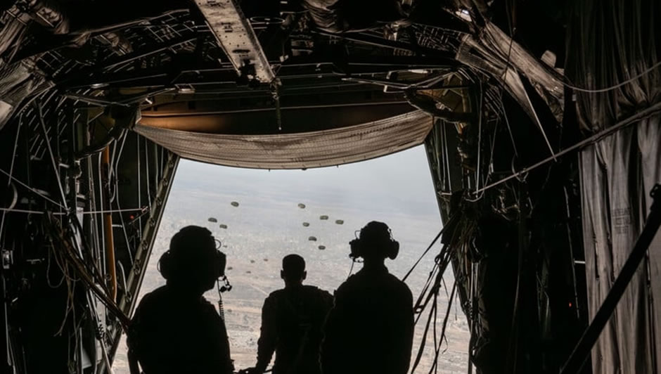 Gazze üzerinde uçan bir yardım uçağının açık kapağından gördüklerim