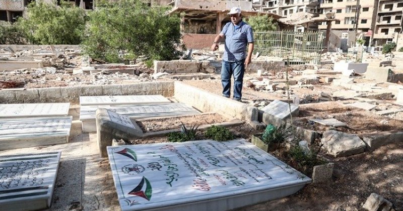 Suriyeliler harabeye dönen Yermuk Mezarlığı'nda yakınlarının izini arıyor