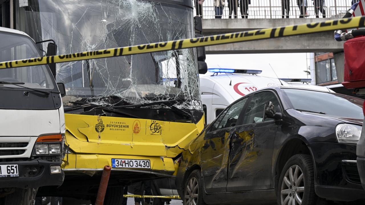 İstanbul'da İETT otobüsü durağa girdi: 1 ölü