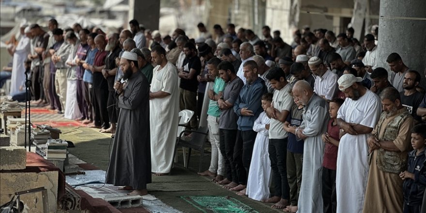 Soykırımcı İsrail'in Gazze'de yıktığı camilerin enkazında aylar sonra cuma namazı kılındı