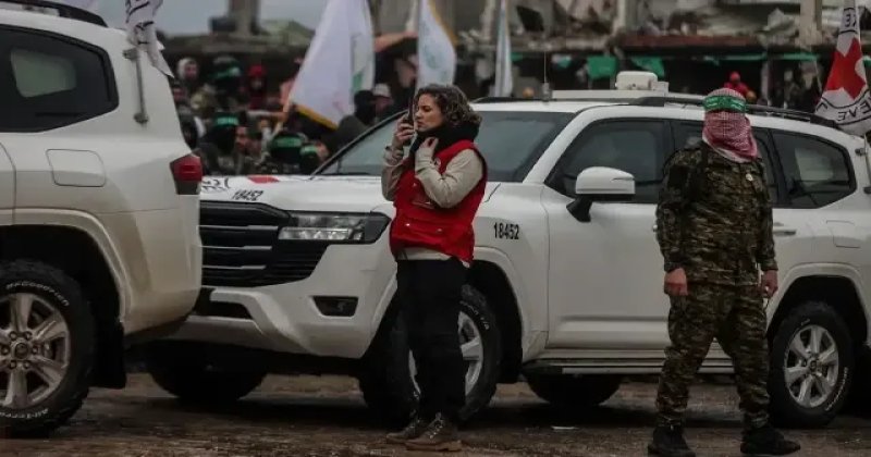 Kassam Tugayları enkazdan çıkan İsrailli esirleri Kızılhaç'a teslim etti