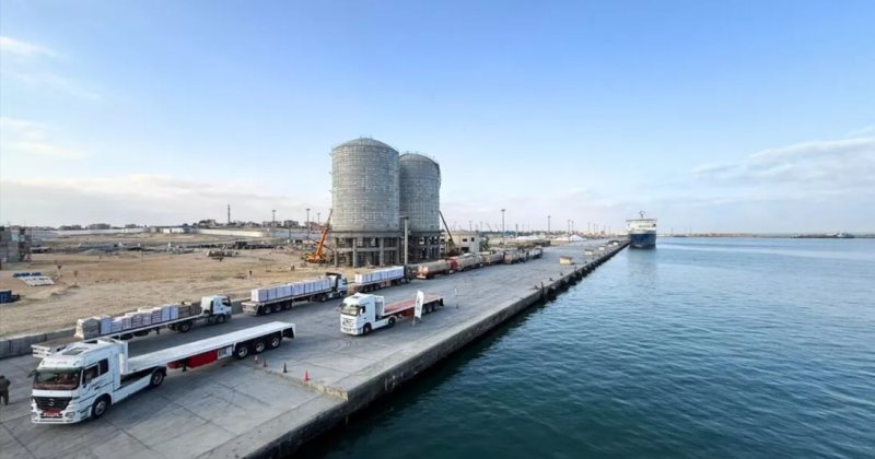 17. "İyilik Gemisi"ndeki yardım malzemelerinin indirme işlemleri tamamlandı