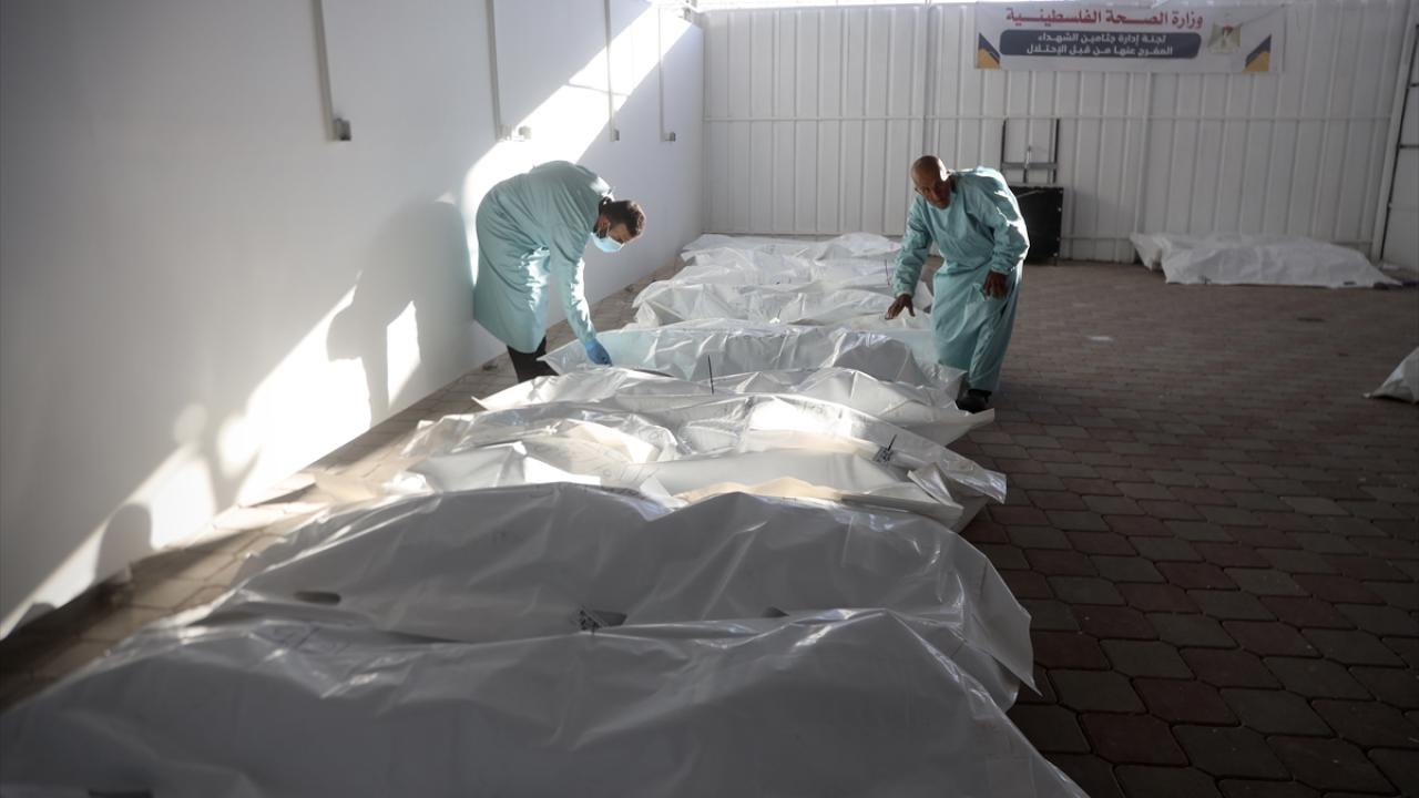 Katil İsrail tarafından alıkonulan 30 Filistinlinin naaşı Han Yunus'taki Nasır Hastanesi'ne ulaştı