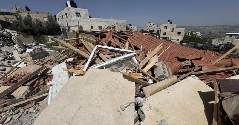 İşgal rejimi Filistinli Tahir Derbas’ı evini kendi elleriyle yıkmaya zorladı