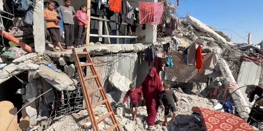 Filistinliler başlarını sokacak yer bulamadıkları için yıkılmaya yüz tutmuş evlere sığınıyor