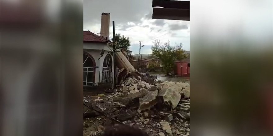 Ankara'nın bazı ilçelerinde sağanak ve şiddetli rüzgar etkili oldu