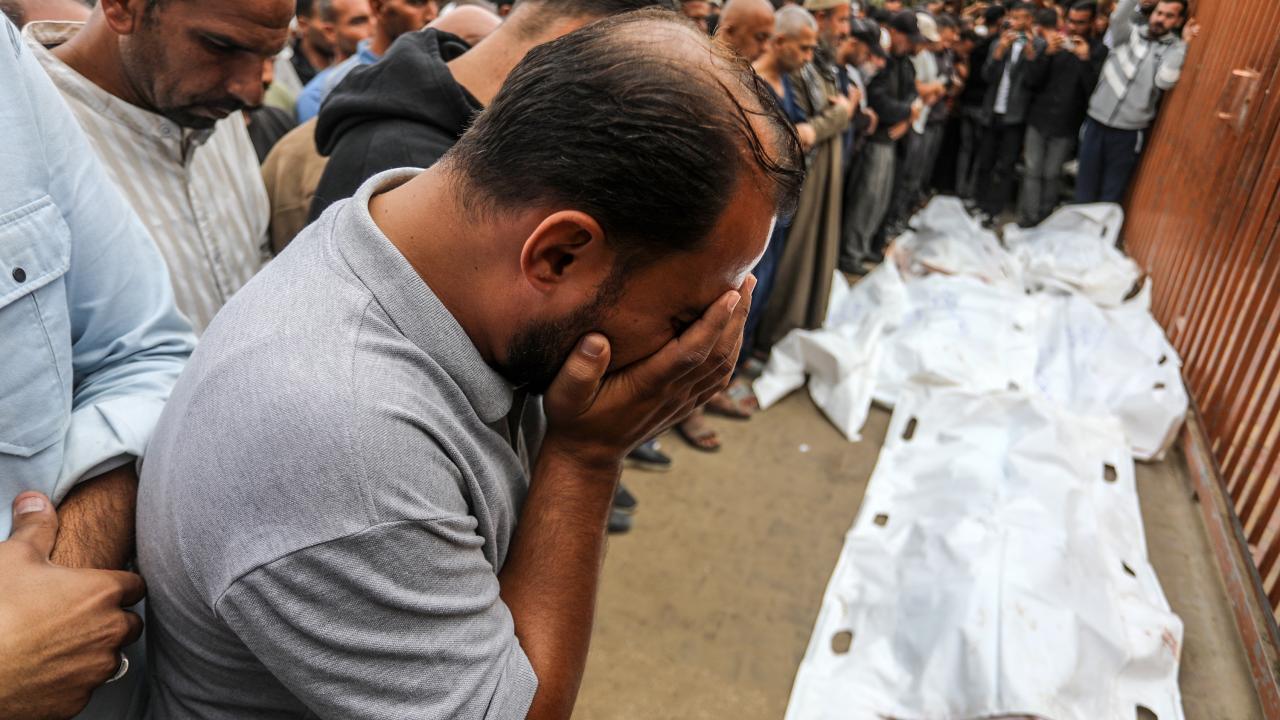 Katil İsrail ordusu, Gazze'de yeni hava saldırılarıyla ateşkesi ihlal etti