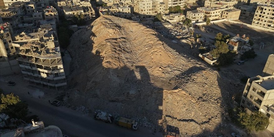 Şam’da devrik Esed rejimi enkazlardan yapay dağ oluşturdu