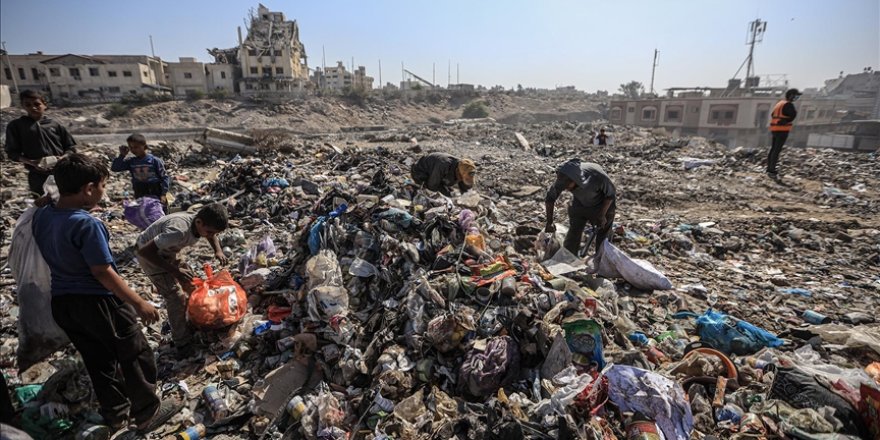 Gazzeliler, zehirli gazların yayıldığı çöplüklerin yakınında yaşamak zorunda kalıyor