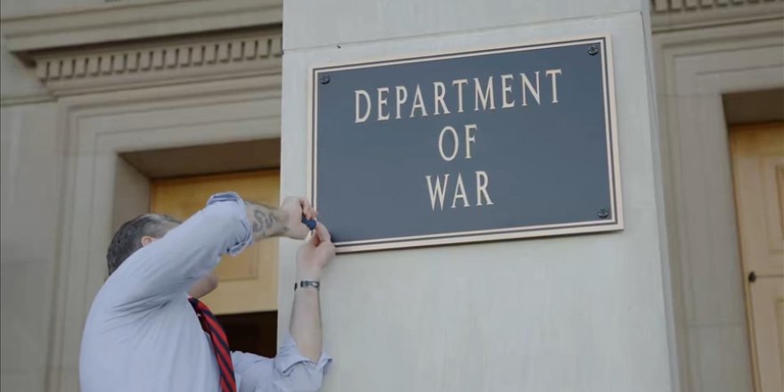 ABD Savunma Bakanlığı binasındaki tabelalar "Savaş Bakanlığı" yazılı levhalarla değiştirildi