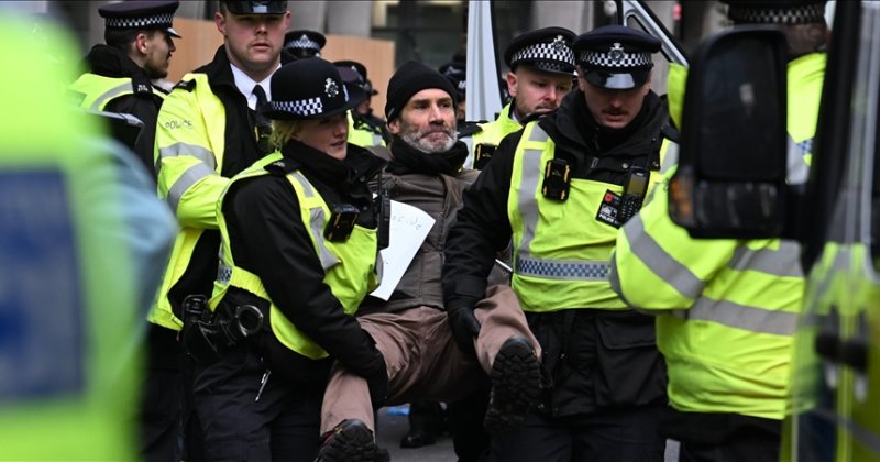 İngiltere'de yasaklı Palestine Action grubuna destek eyleminde onlarca kişi gözaltına alındı