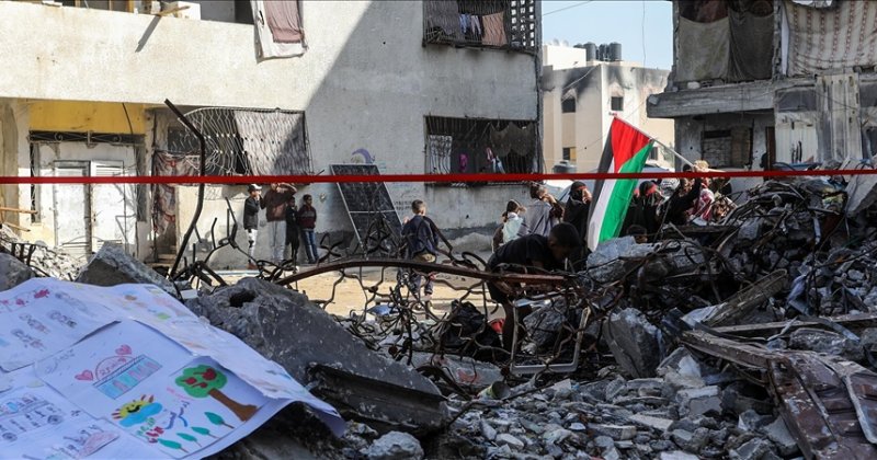 Gazze'de yıkılan okulların yerine kurulan çadırlarda eğitim mücadelesi