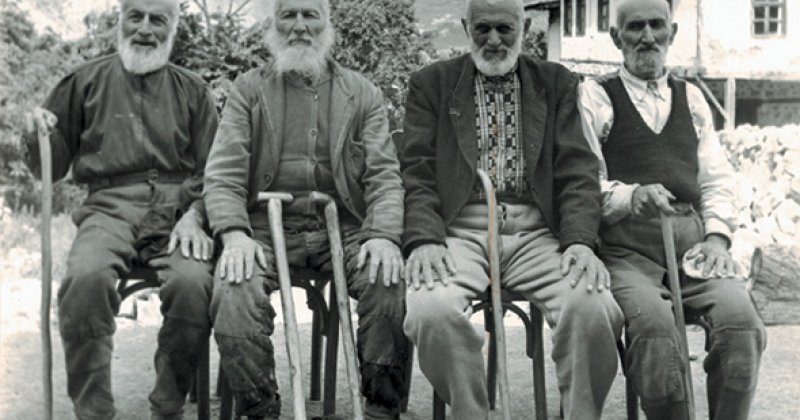 "Yaşlı" kelimesi "ihtiyar" sıfatını tanımlamayabilir mi?