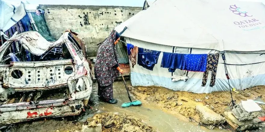 Sağanak yağmurlar Gazzelilerin çilesini artırıyor