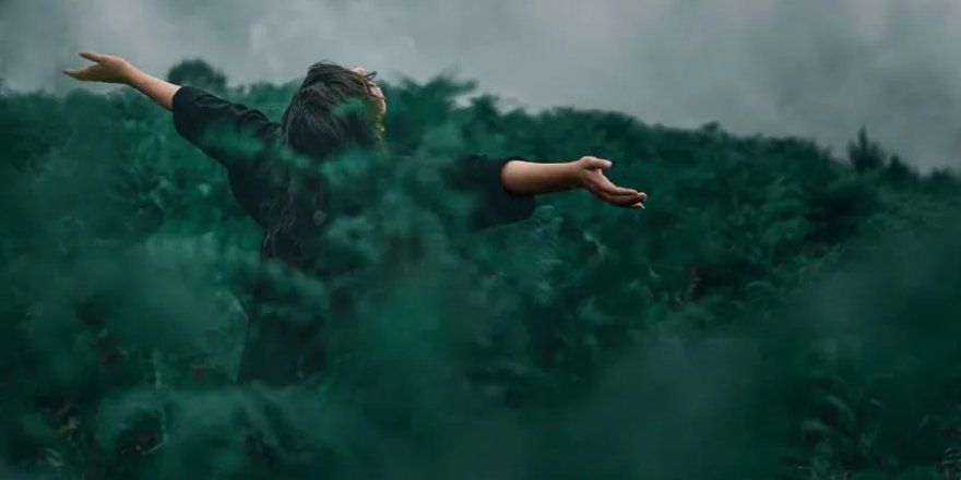 Mutluluğa hayatın yegâne amacı olarak sarılanlar gerçekten “mutlu” mu?