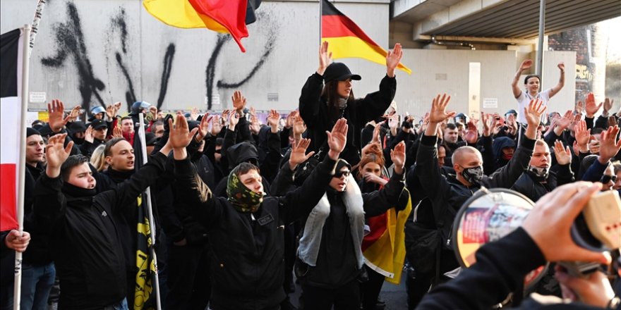 Araştırmaya göre Almanya'da "aşırı sağcı fikirler" gittikçe "ana akım" içinde de benimseniyor